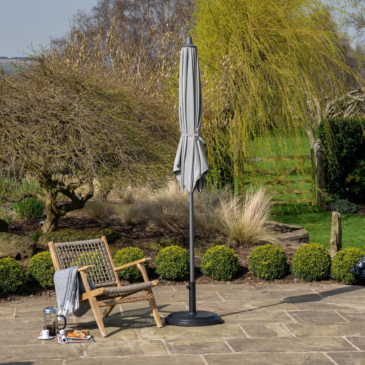 2.5m Round Centre Pole Parasol – Weather-Resistant Garden & Patio Shade with Easy Tilt and Durable Aluminium Frame