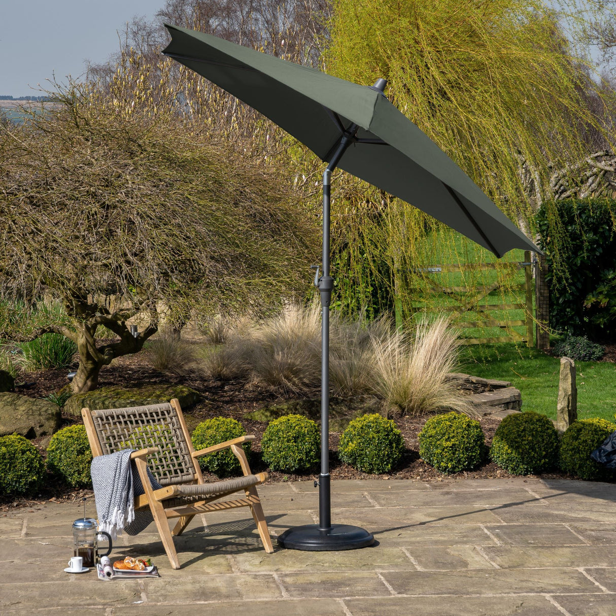 2.5m Round Centre Pole Parasol – Weather-Resistant Garden & Patio Shade with Easy Tilt and Durable Aluminium Frame