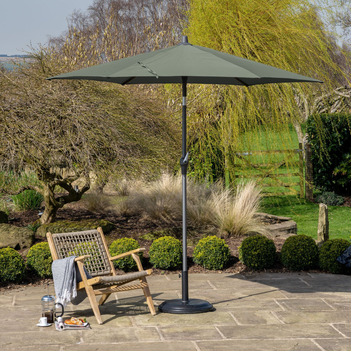 2.5m Round Centre Pole Parasol – Weather-Resistant Garden & Patio Shade with Easy Tilt and Durable Aluminium Frame