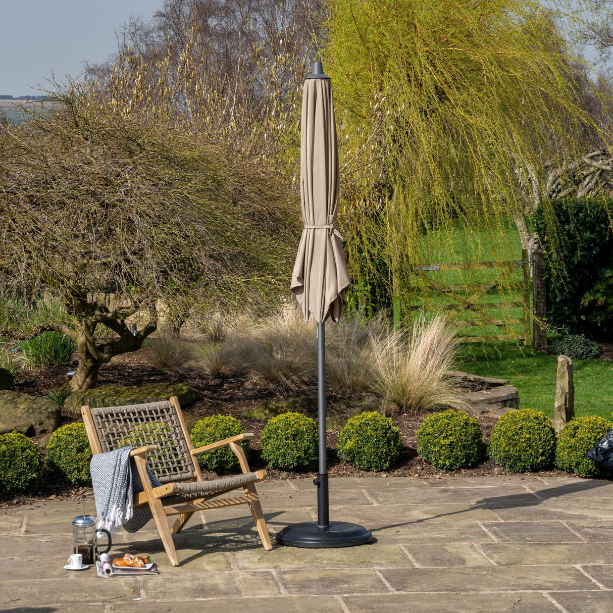 2.5m Round Centre Pole Parasol – Weather-Resistant Garden & Patio Shade with Easy Tilt and Durable Aluminium Frame