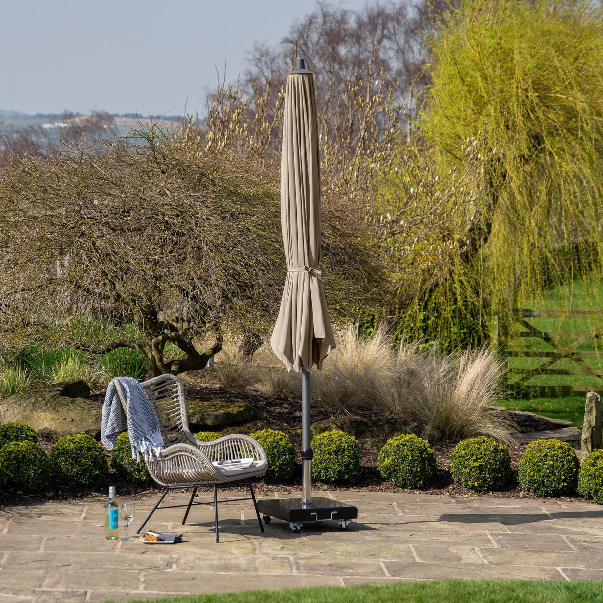 3.5m Round Centre Pole Parasol – Weather-Resistant Garden & Patio Shade with Easy Tilt and Durable Aluminium Frame