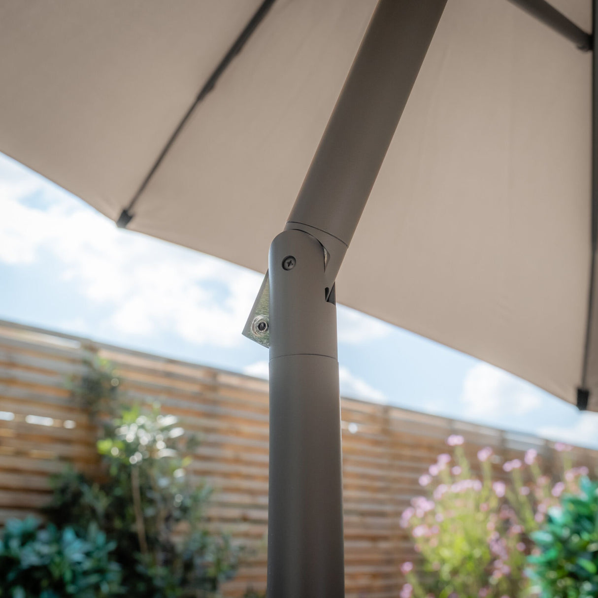 Round Tilting 3m Parasol – Durable Outdoor Shade with Smooth Crank & Adjustable Tilt